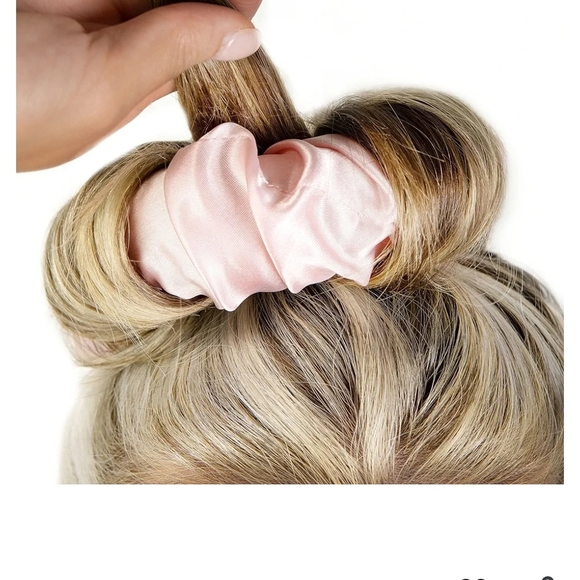 Brush Works Heatless Curling Scrunchie - Picture 9 of 10